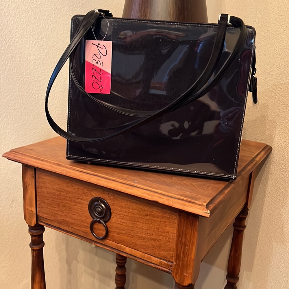 Black Display Purse - Picture 2 of 7